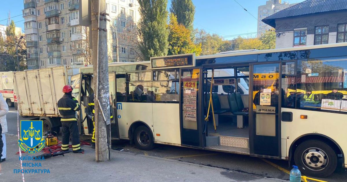У ДТП в Солом’янському районі загинула 72-річна пасажирка та ще п’ятеро осіб травмовано