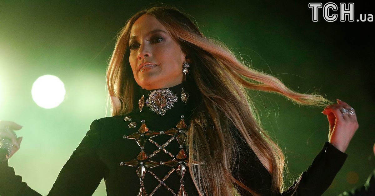 Іменинниця-Лопес у сукні без спіднього станцювала тверк на вечірці та зацілувала бойфренда