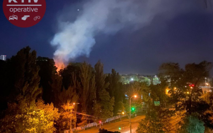 В Киеве неизвестные подожгли постройку на территории Кирилловской церкви