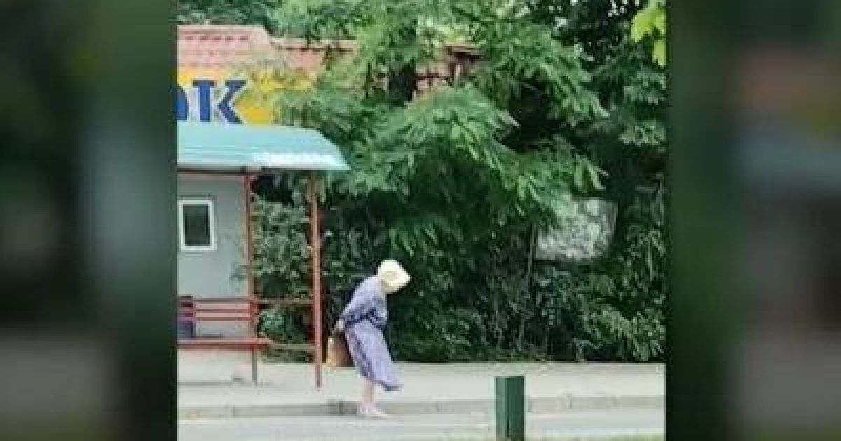 Мережу розчулило відео, на якому чоловік підвіз жінку, яку ігнорували водії