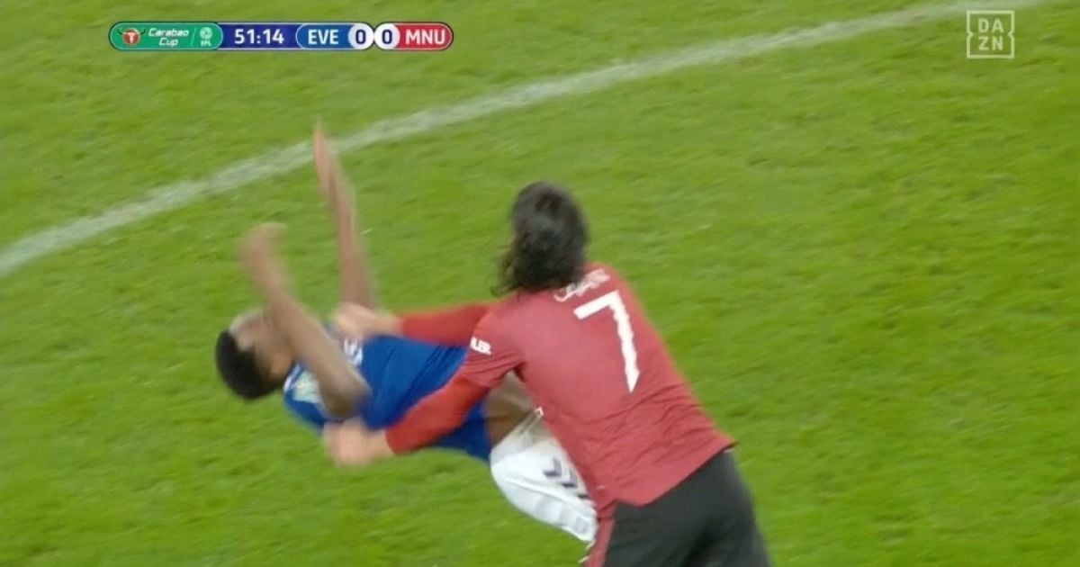 Схватил за горло и оттолкнул: звезда МЮ избежал наказания за "грязный" прием в матче Кубка лиги