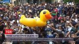 Протестующие в Таиланде защищаются от водометов гигантскими резиновыми утками