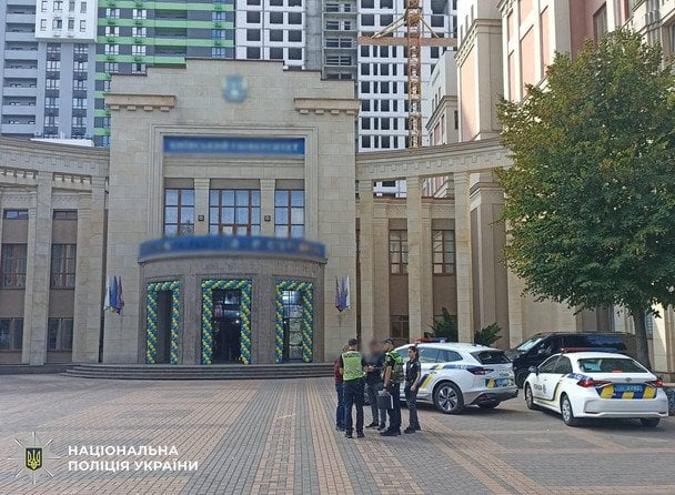 У Києві посвяту першокурсників проводили під час повітряної тривоги / © Поліція Києва
