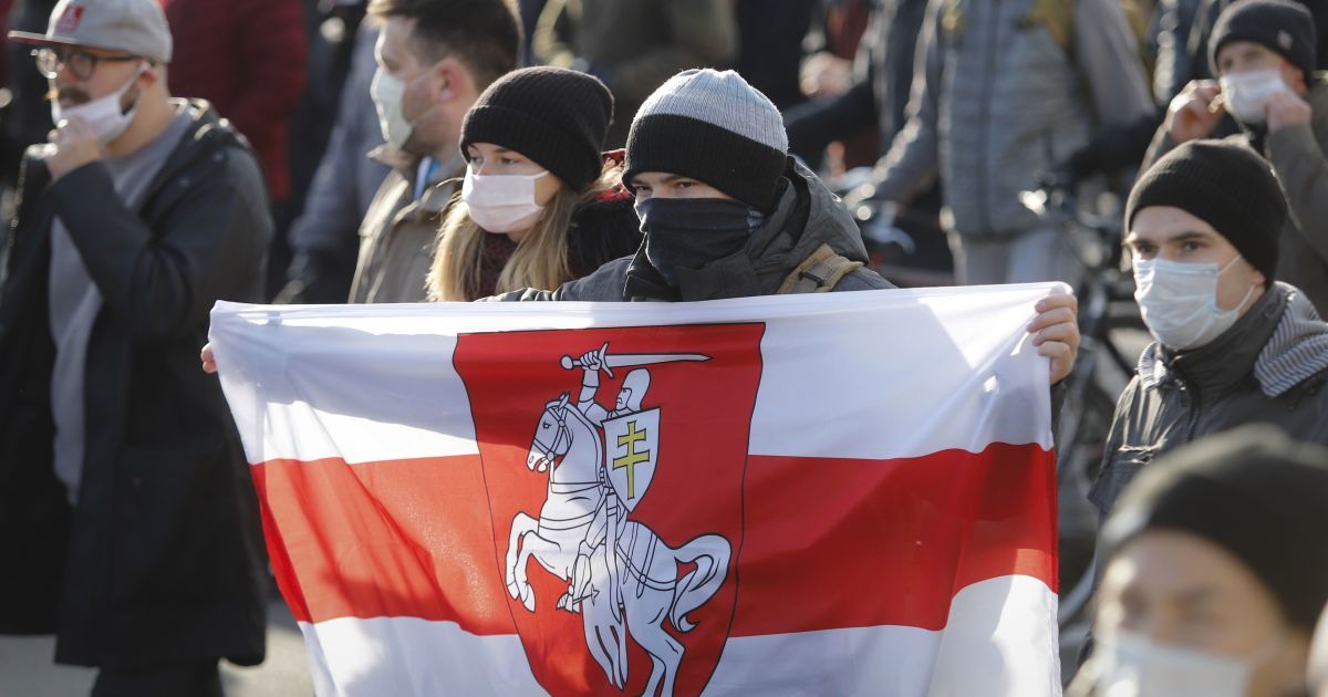 В Беларуси не утихают протесты: во время акций в Минске оцепили улицы, закрыли метро и ограничили Интернет