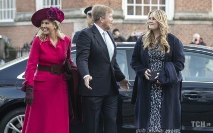В розовом пальто и шляпе с цветком: красивый выход королевы Максимы на торжественном мероприятии