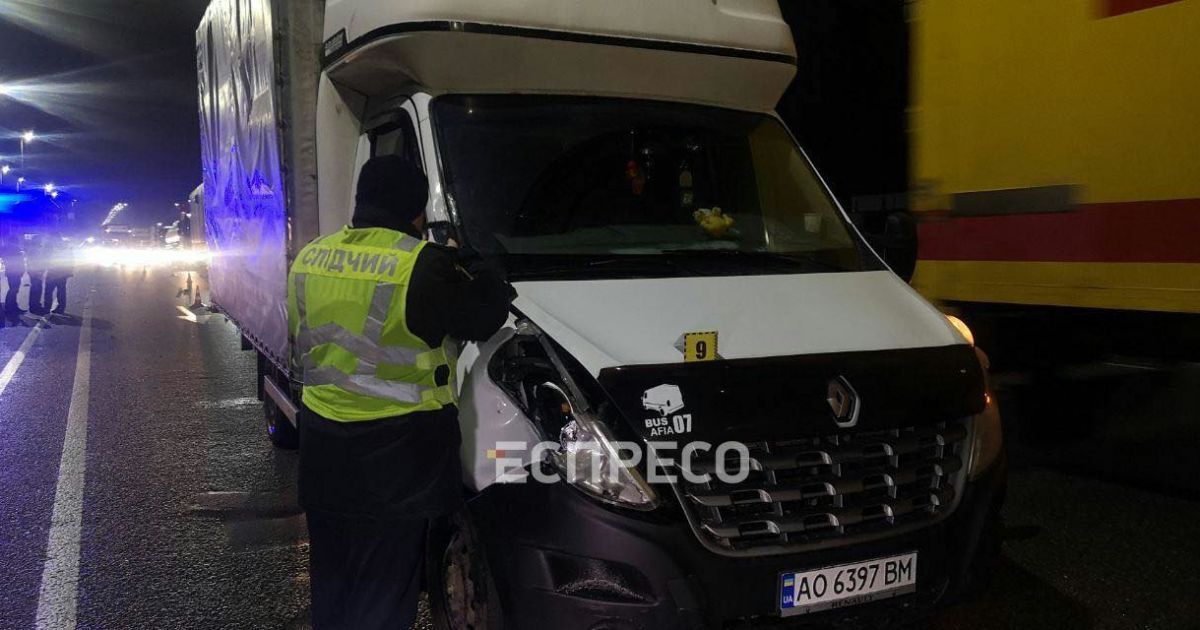 Під Києвом дві вантажівки збили на смерть чоловіків