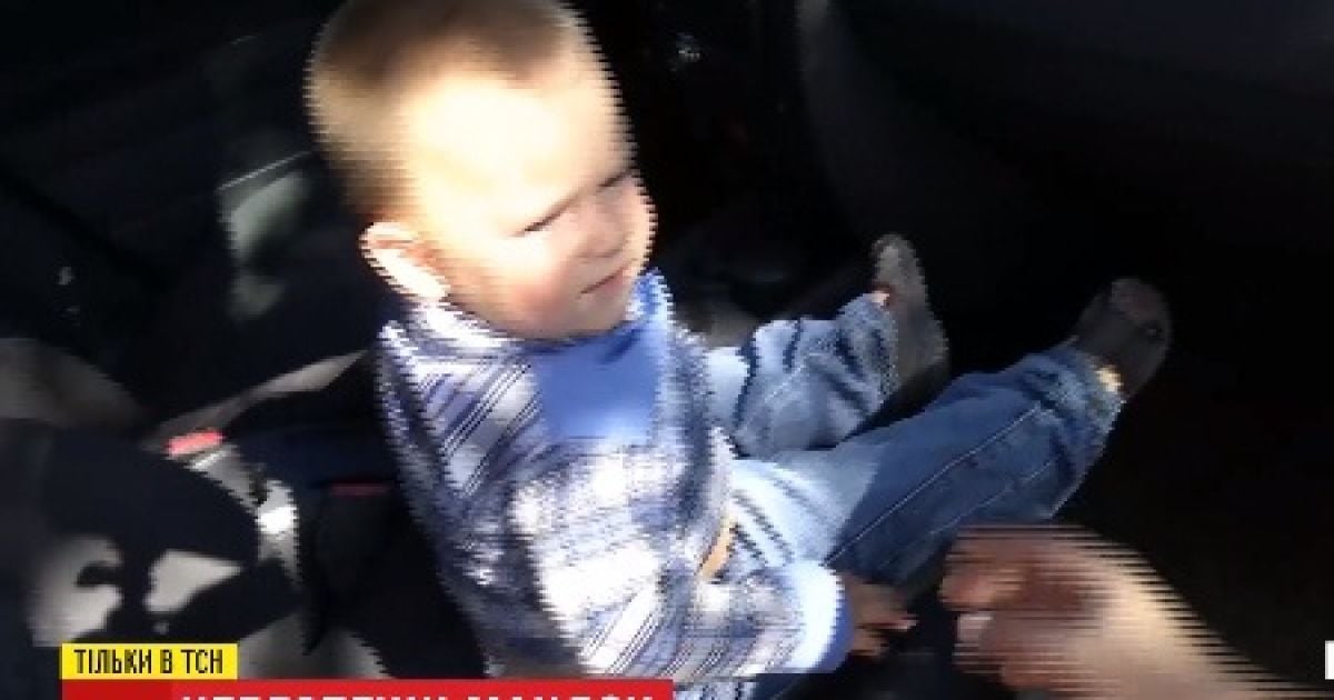 На Полтавщине 1,5-летний малыш посреди ночи сбежал из дома и выскочил на дорогу под колеса такси