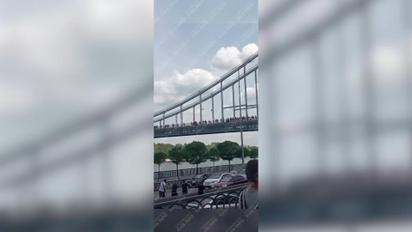 В Киеве во время прыжка с пешеходного моста оборвался трос