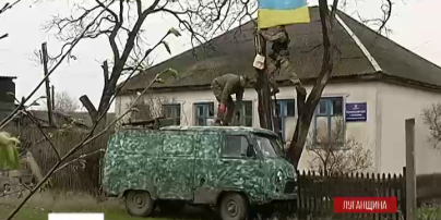 Украинские военные установили государственный флаг в селе Лопаскино