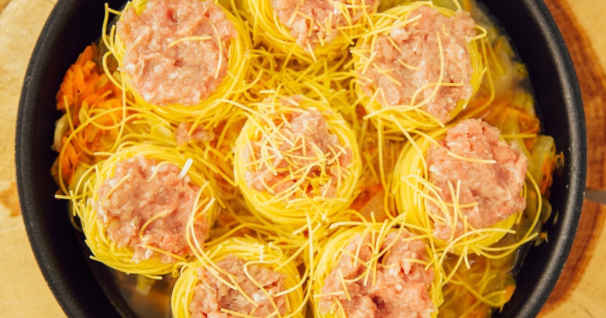 Гнізда з макаронів з фаршем на сковороді