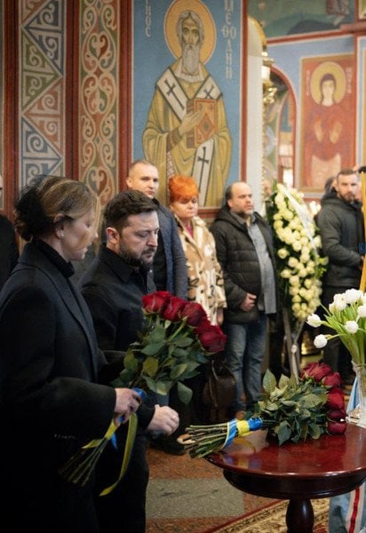 Зеленський з дружиною прийшов на прощання з Філаретом — відео