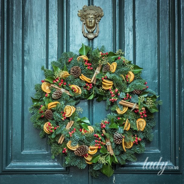 Різдвяний вінок на дверях / © Credits