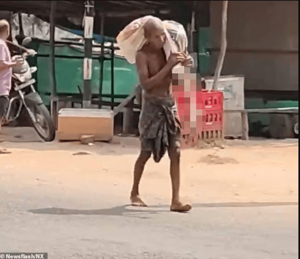 Чоловік несе тіло сестри / © Daily Mail