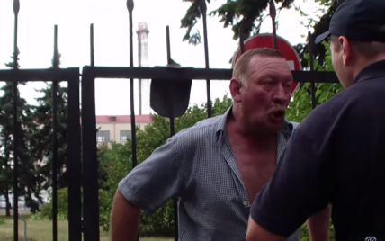 В Киеве задержали "майора милиции", который грубо выругался и обплевал полицейских