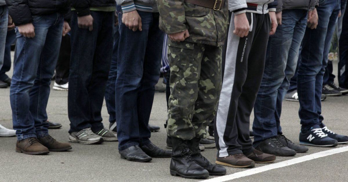 В Тернополе призывник упал с 5-го этажа военкомата, пытаясь сбежать по карнизу