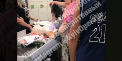 "Я і так красива": у Києві жінка влаштувала скандал у супермаркеті через маску (відео)