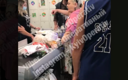 "Я и так красивая": в Киеве женщина устроила скандал в супермаркете из-за маски (видео)