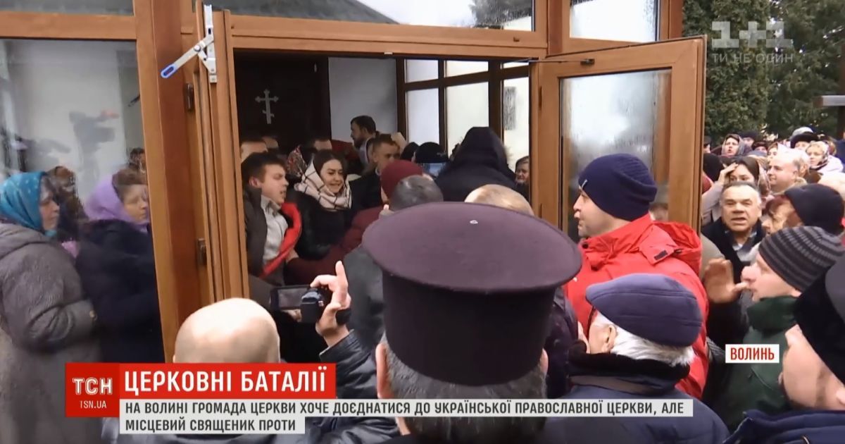 На Волині селяни зі штовханиною відстояли храм, який хотів привласнити Московський патріархат