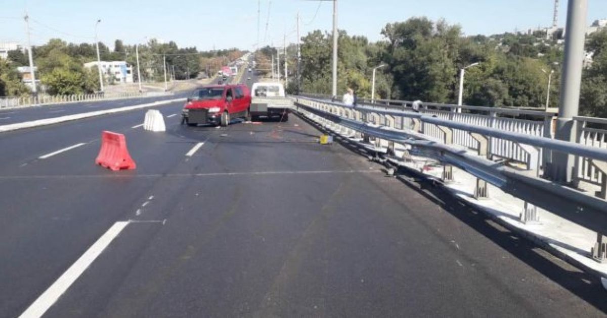 У Харкові авто влетіло у дорожників, які проводили ремонтні роботи