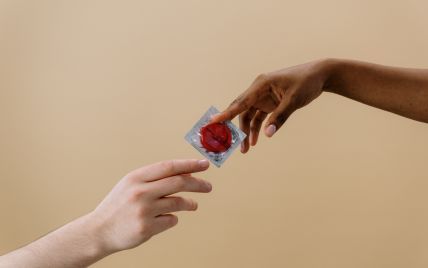 Олимпиада в Пекине: спортсменам раздают презервативы, однако запретили объятия и рукопожатия