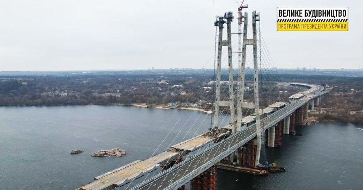 "Велике будівництво": на вантовому мосту у Запоріжжі за ніч поклали асфальт. Фото 
