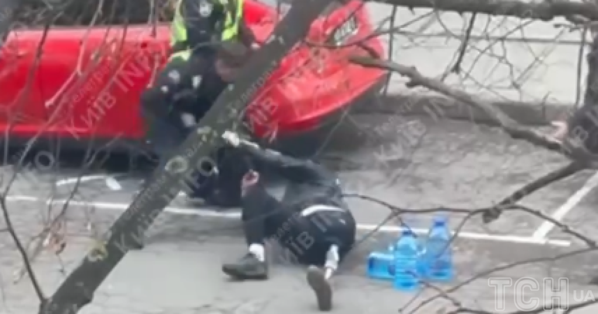 Двое полицейских повалили мужчину на протезе на землю