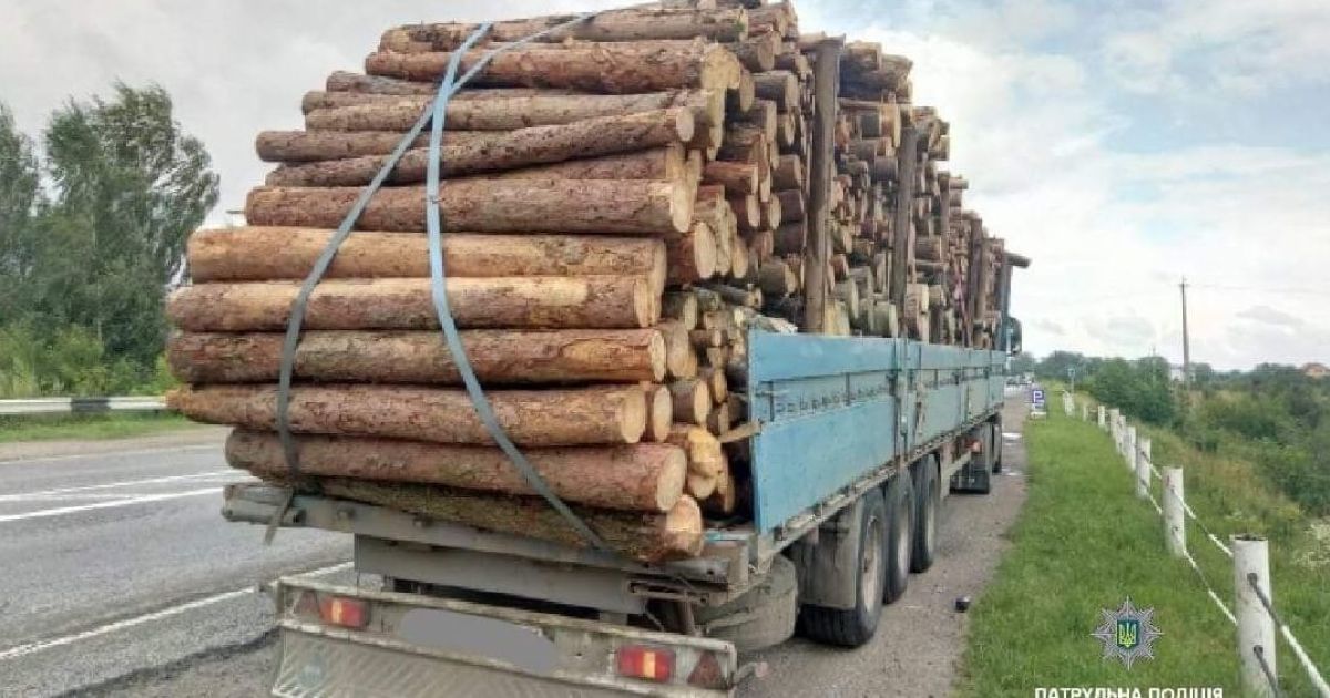 На Івано-Франківщині перевантажена деревиною фура влаштувала перегони