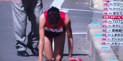 Японская бегунья сломала ногу на марафоне и проползла на четвереньках