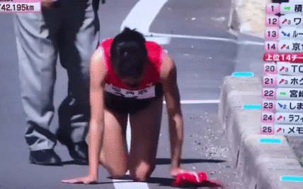 Японская бегунья сломала ногу на марафоне и проползла на четвереньках