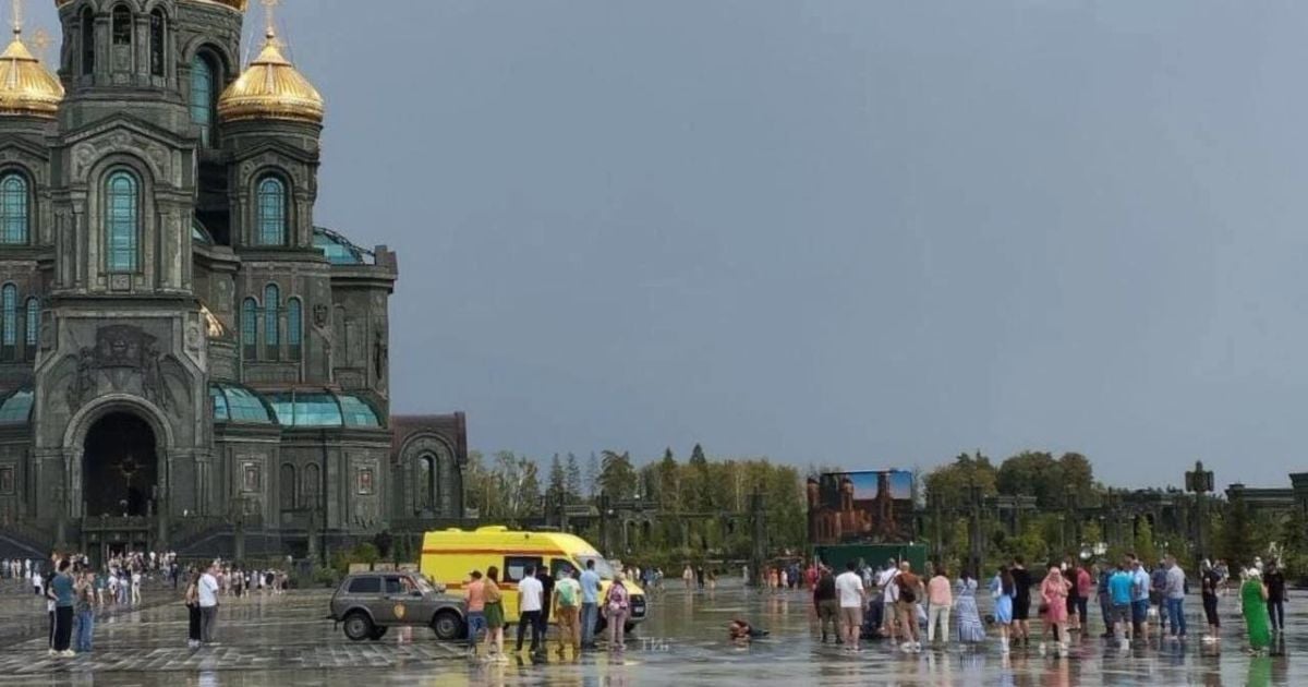 Блискавка симовлічно вдарила біля "капища" окупантів