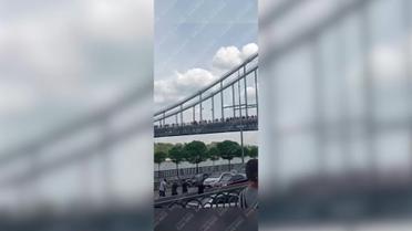 У Києві під час стрибку із пішоходного мосту обірвався трос