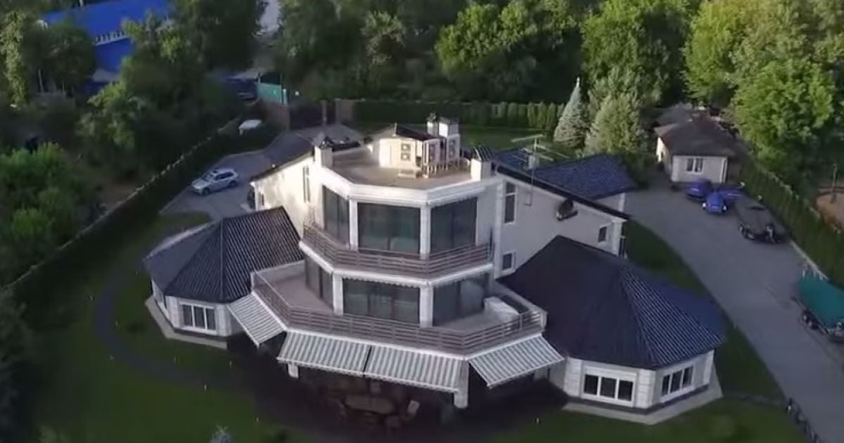 Роскошные дворцы незаконно строятся на острове