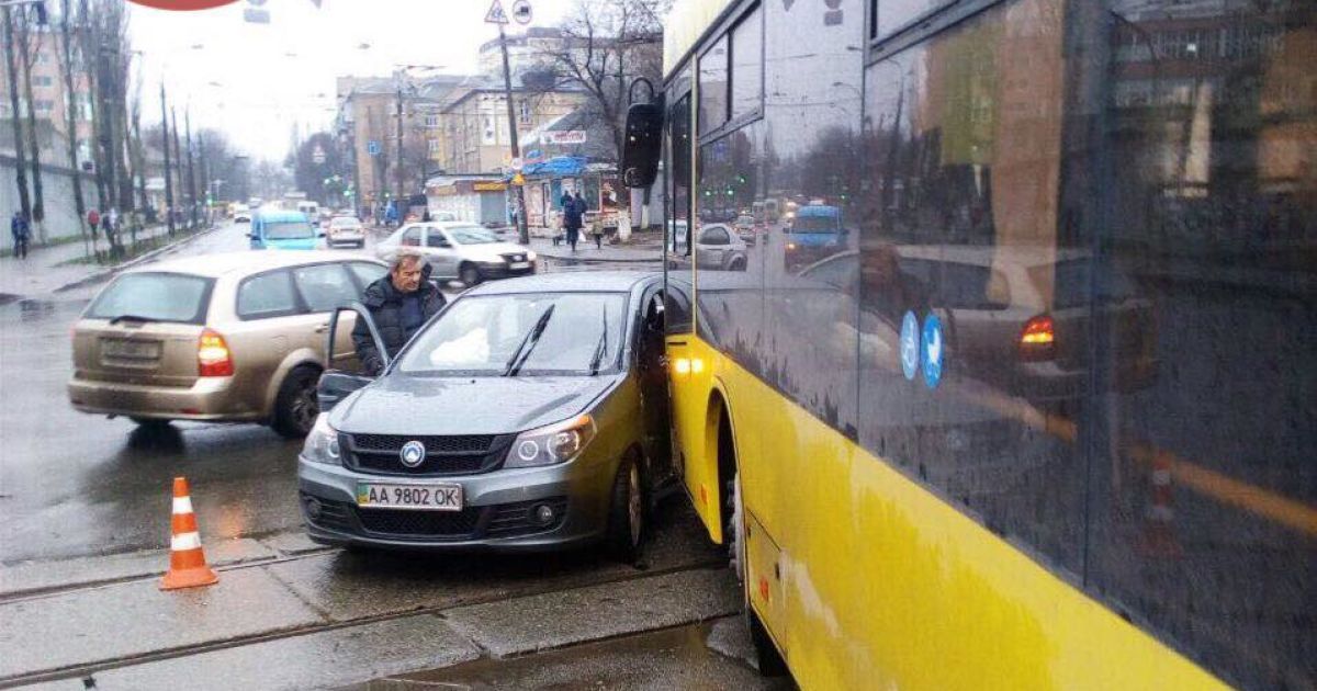 аварія в Києві на перехресті Сирецької і Кирилівської_5 / © Facebook/Киев Оперативный