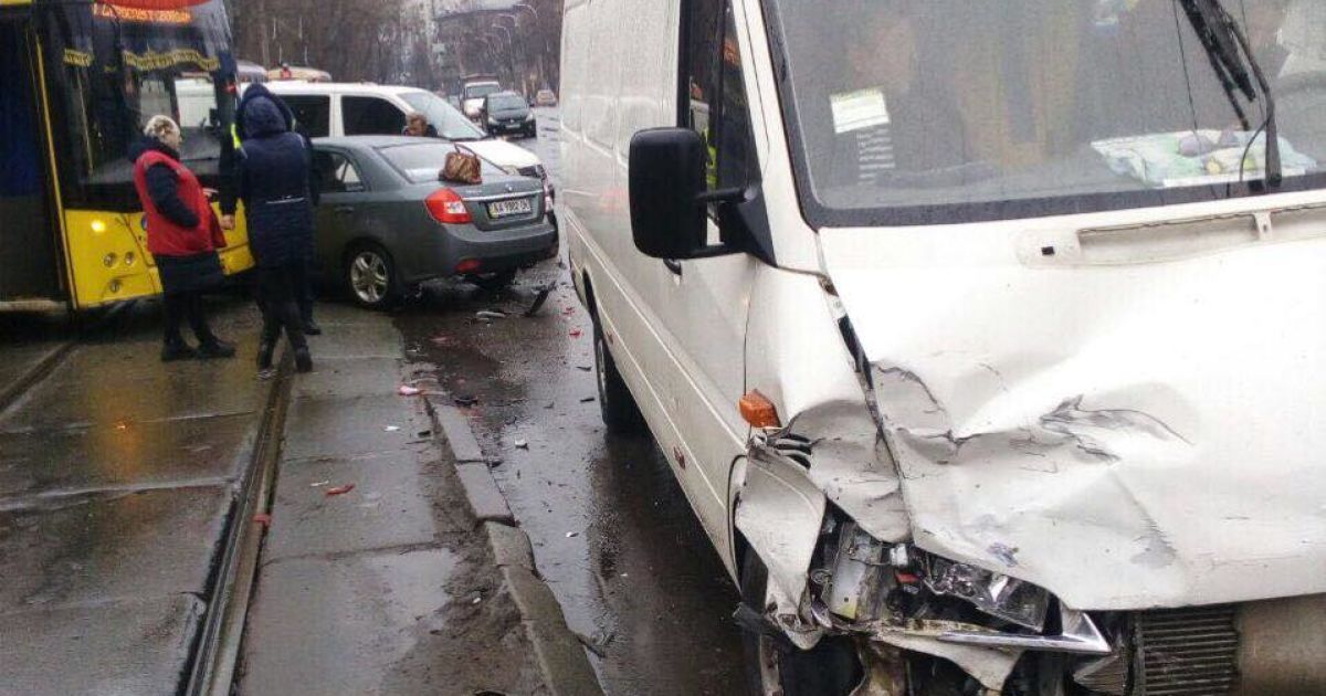 аварія в Києві на перехресті Сирецької і Кирилівської_1 / © Facebook/Киев Оперативный
