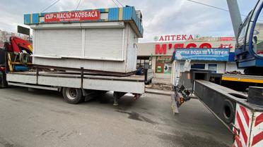 У Києві попри спротив на Троєщині демонтували МАФи / © КГГА