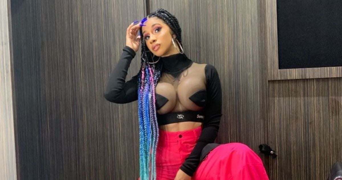 Реперка Cardi B у яскравому обтислому костюмі потрусила сідницями перед фанами