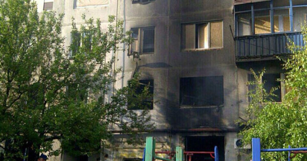 Боевики безжалостно обстреляли жилую пятиэтажку в Красногоровке