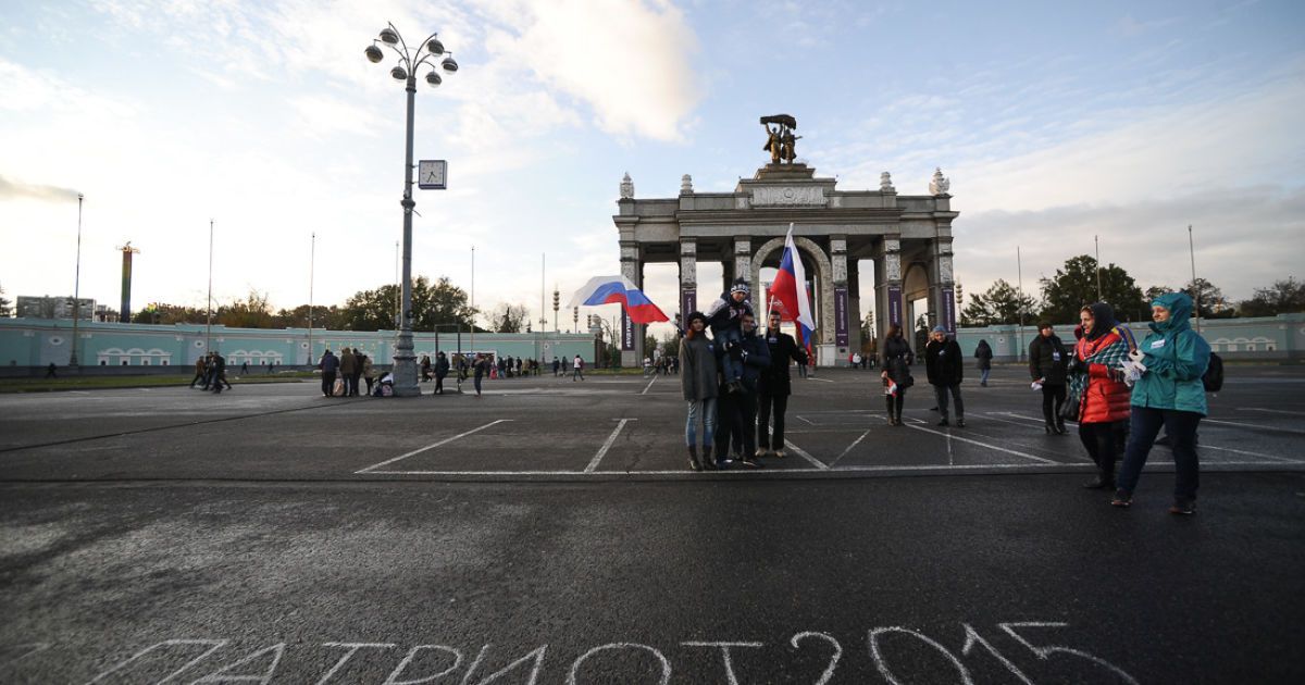 На "массовой" акции собралось всего пару десятков людей / © Илья Варламов