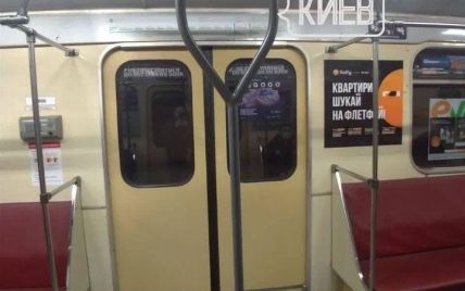 Эксперимент: новые поручни посреди вагона в метро Киева удивили пассажиров