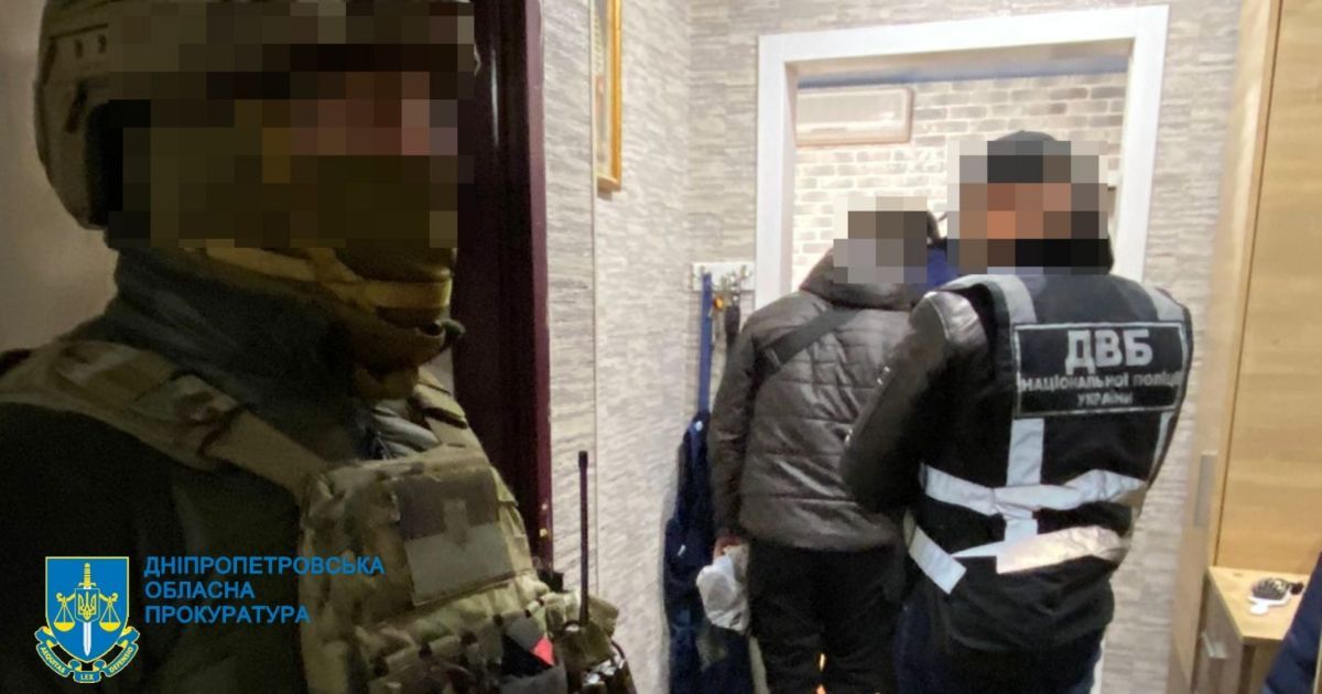 Обложил "данью" из-за порнографии: на Днепропетровщине полицейский терроризировал сайт знакомств