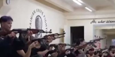 Замість борщів готують "теплий" прийом: у Харкові жінки взялися за зброю, щоб захищати рідне місто в разі нападу Росії (відео)