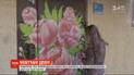 Херсонская художница рисует на дверях подъезда узоры в стиле петриковской росписи