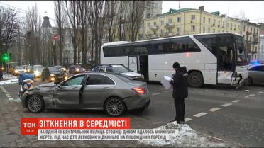 У середмісті столиці автобус на регульованому перехресті зіткнувся з легковиком