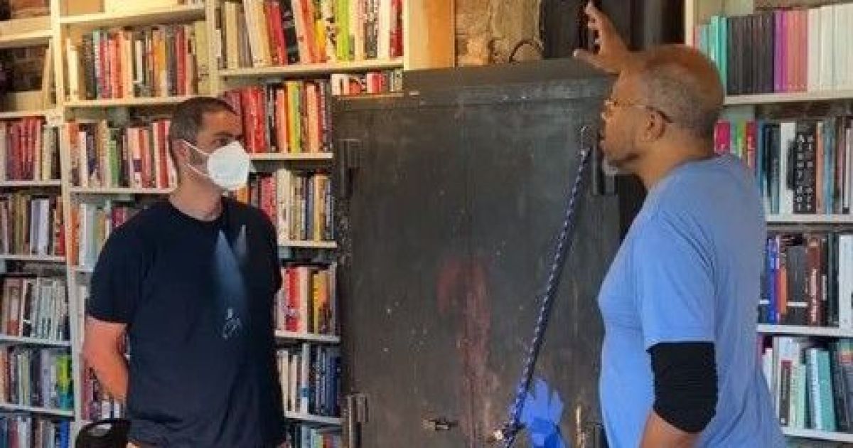 Загадковий сейф у книгарні