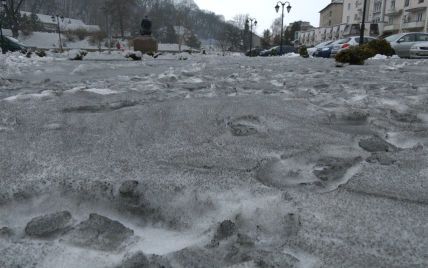 "Дим завжди вночі чорніший": мешканці Галича, який вкрило чорним снігом, розповіли про порушення на сусідній ТЕС