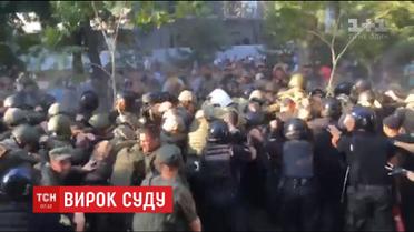 Активисты штурмовали Одесский суд после решения освободить обвиняемых в беспорядках 2 мая 2014 года