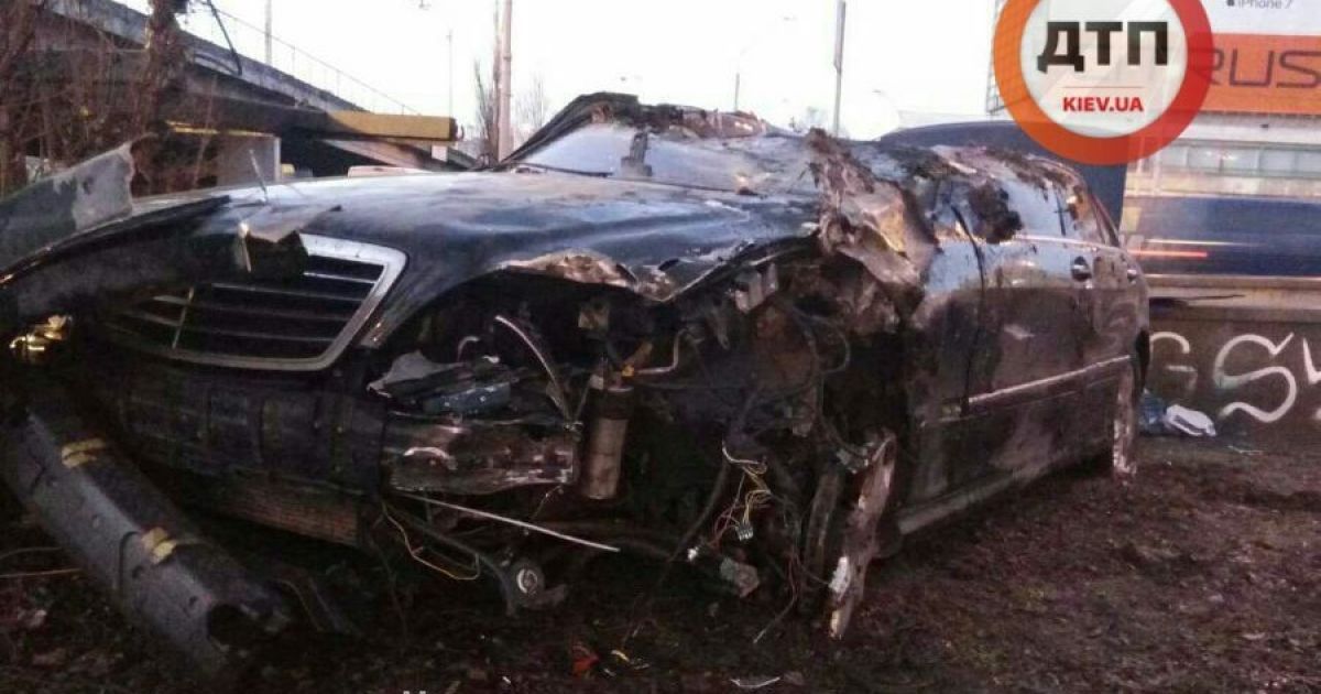В Киеве пьяный водитель Mercedes разбил машину, вылетев с дороги, и пытался устроить драку