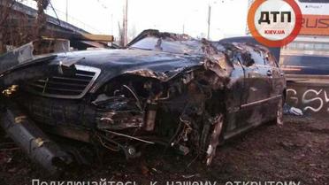 В Киеве пьяный водитель Mercedes разбил машину, вылетев с дороги, и пытался устроить драку