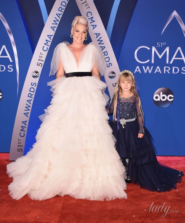 Пинк с дочерью Уиллоу на церемонии 51st annual CMA Awards  / © Getty Images
