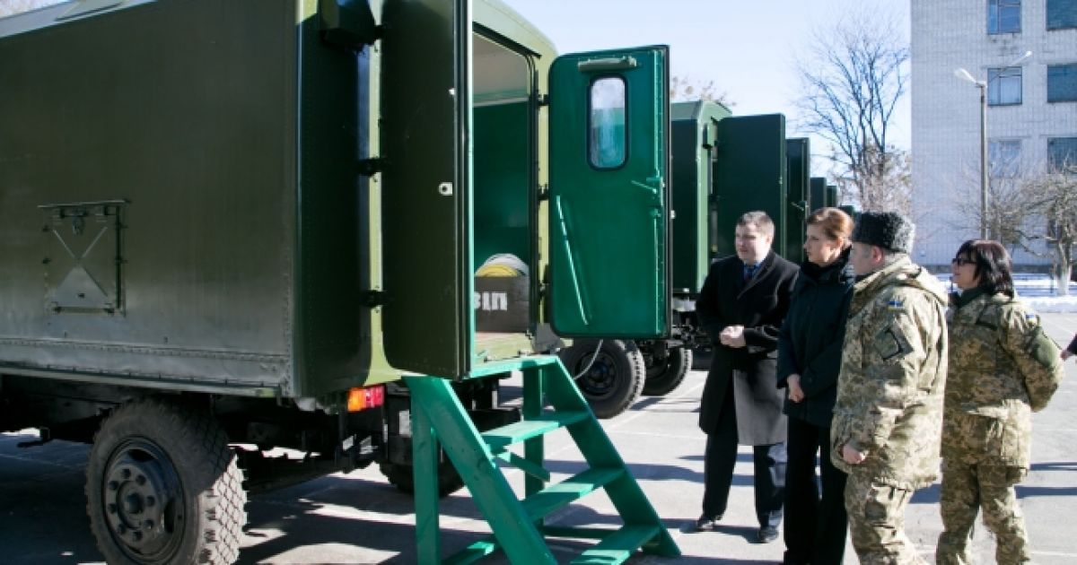 Ці мобільні пральні комплекси значно покращать умови перебування українських військових на передовій / © president.gov.ua